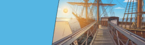 Komm an Bord! Blick von der Gangway auf das Deck eines historischen Segelschiffes bei Sonnenaufgang (Comic-Style)